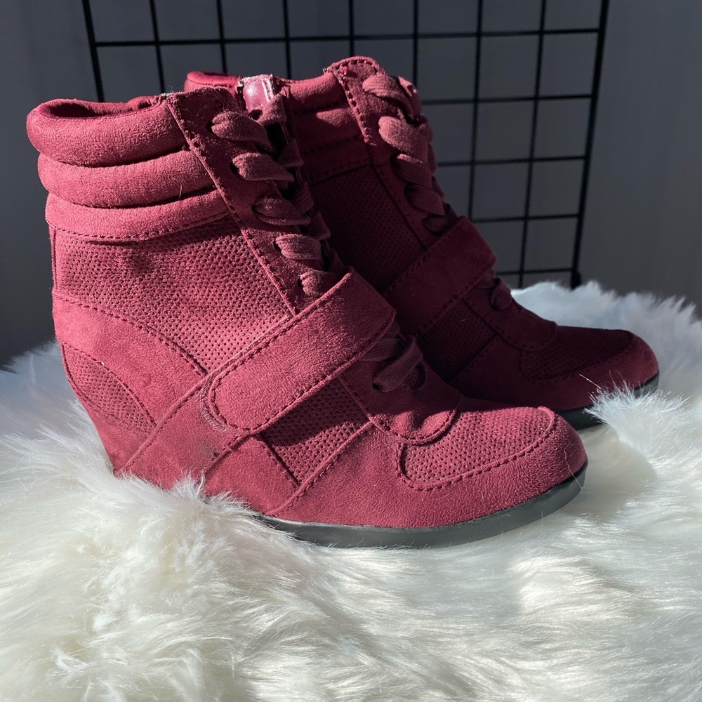 Simply Vera wedge suede booties, NWOT sz 9m